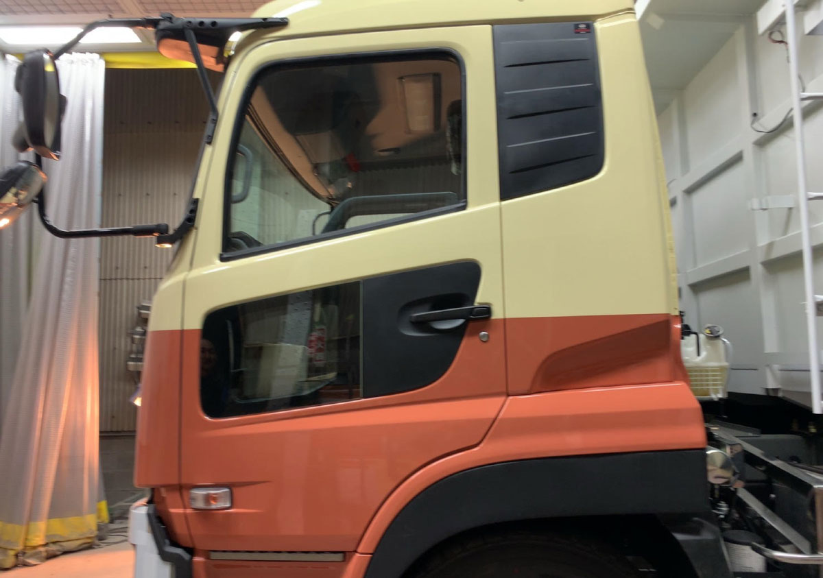 大型車両の塗装も行います。